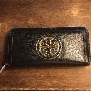 Tory Burch wallet. No tags. 8.5 x 4.5 classic. Simple design w/ gold detail.